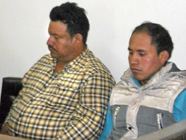Antonio Itzep y su hermano Diego, durante el debate enfrentan por agresión contra periodista, en Quiché.