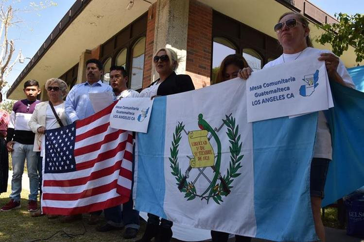 Un grupo de guatemaltecos, durante una protesta el año pasado frente al consulado de Guatemala en Los Ángeles, California, Estados Unidos, por la falta de pasaportes. (Foto Prensa Libre: EFE)