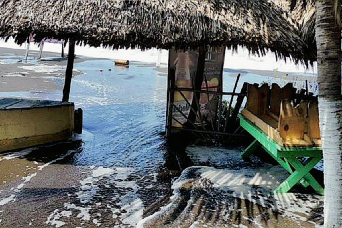 La marea alcanzó algunos comercios ubicados en las playas de Monterrico, Taxisco, Santa Rosa. (Foto Prensa Libre: Conred)