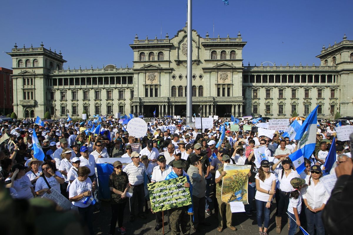 Simpatizantes del Ejército y defensores de derechos humanos manifestaron en la Plaza de la Constitución. (Foto Prensa Libre: Edwin Bercián)