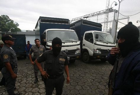 La Policía en una requisa en el sector 11 del Preventivo de la zona 18. (Foto Prensa Libre: Archivo)