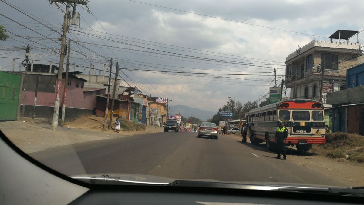 Un carril reversible fue habilitado en Chimaltenango y El Tejar, para evitar caos vial en el retorno de turistas. (Foto Prensa Libre: Antonio Barrios)