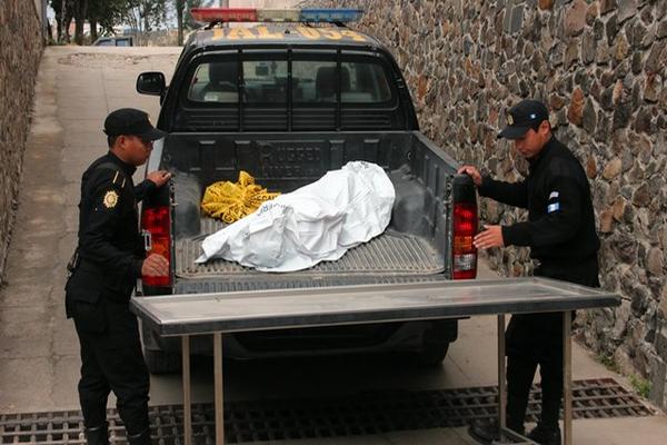 El cadáver del agricultor fue llevado a la morgue de Jalapa. (Foto Prensa Libre: Hugo Oliva)<br _mce_bogus="1"/>