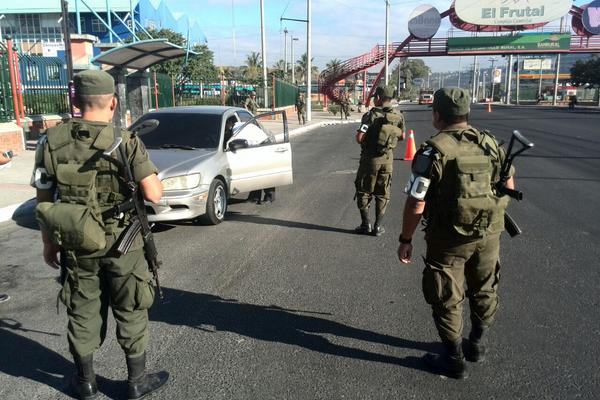 El Ejercito apoya los operativos de la Policía Nacional Civil en la capital. (Foto Prensa Libre: É. Ávila)
