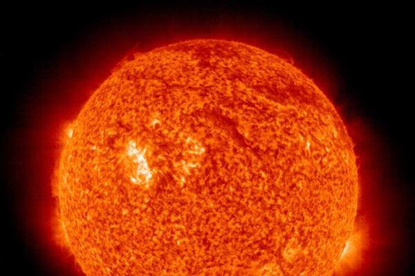 Imagen de rayos X tomada el domingo 1 de agosto por el laboratorio dinámico solar de la NASA y que muestra una erupción en la superficie del Sol, que estalló e hizo volar toneladas de plasma (átomos ionizados) en el espacio. (EFE)