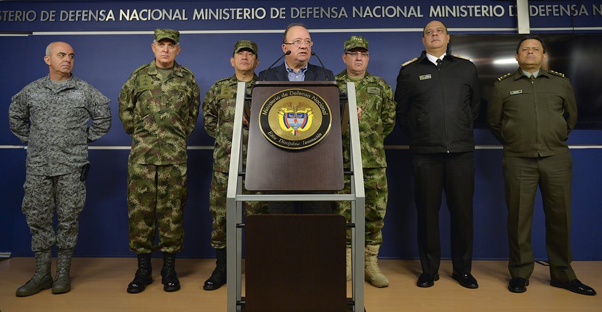 Autoridades del ministerio de la Defensa de Colombia informan acerca de lo ocurrido en el noreste de Colombia. (Foto Prensa Libre: AFP).
