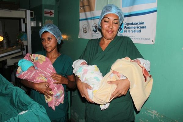Los bebés, una niña y dos niños, nacieron este lunes en el nosocomio mazateco. (Foto Prensa Libre: Danilo López)