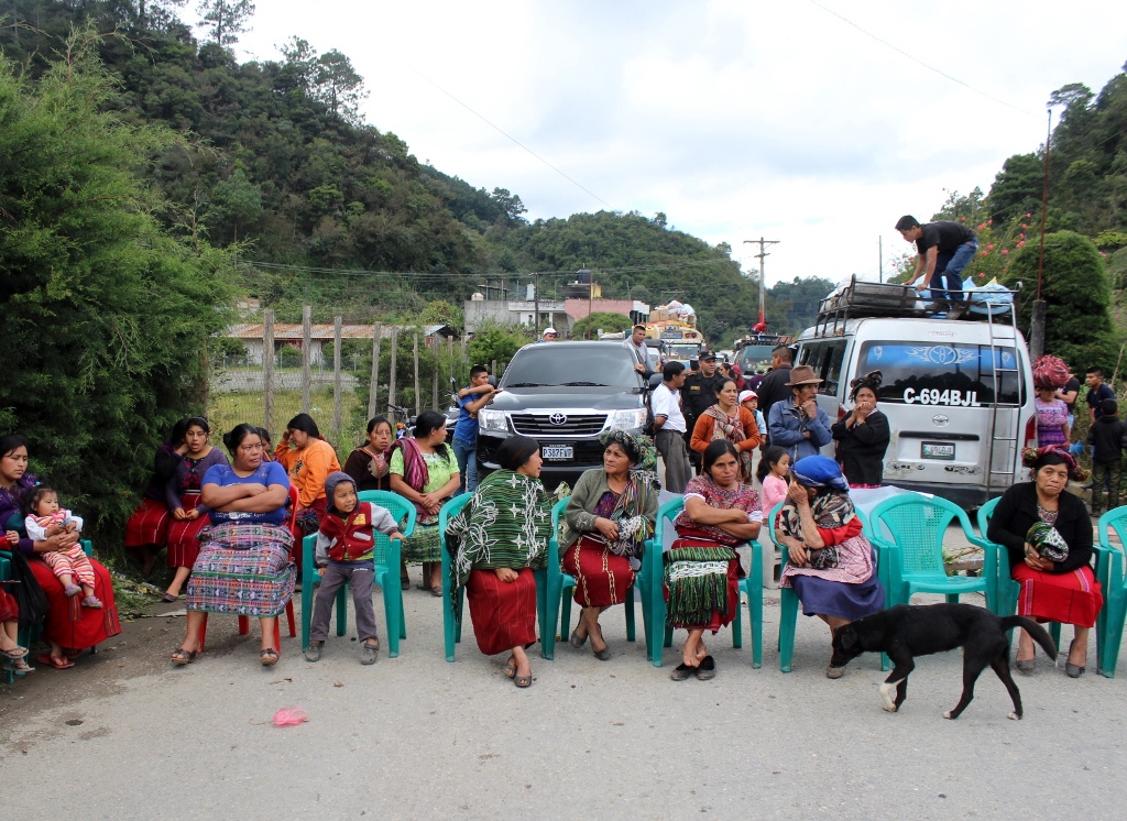Grupo de vecinos que bloqueó ruta entre Chajul y San Juan Cotzal a causa de inconformidad con comité. (Foto Prensa Libre: Oswaldo Cardona).