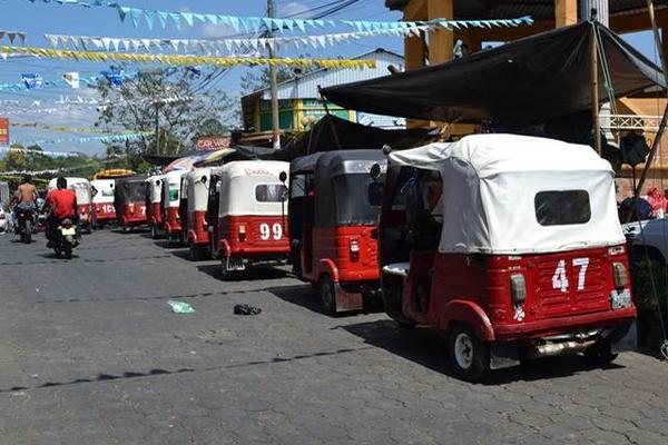 Mototaxistas que  cubren  la ruta entre Flores Costa Cuca y Génova, Quetzaltenango,  se organizaron para defenderse de  asaltantes. (Foto Prensa Libre: Édgar Girón)