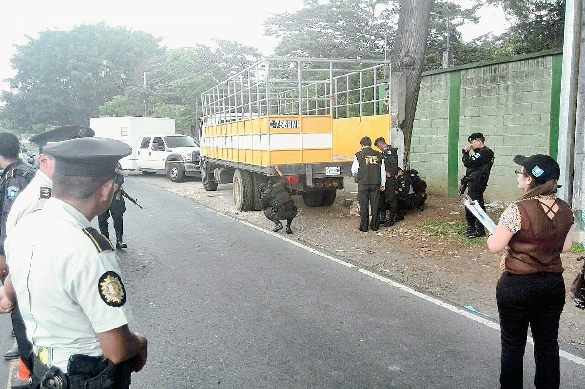 La PNC y el MP realizan diligencias en el lugar donde se incautó la droga. (Foto Prensa Libre: Estuardo Paredes)