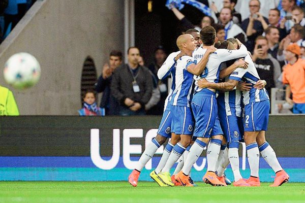Los jugadores de Porto celebran un gol ante Bayern Munich en el partido de ida de los cuartos de final de la Liga de Campeones de la UEFA. (Foto Prensa Libre: EFE).