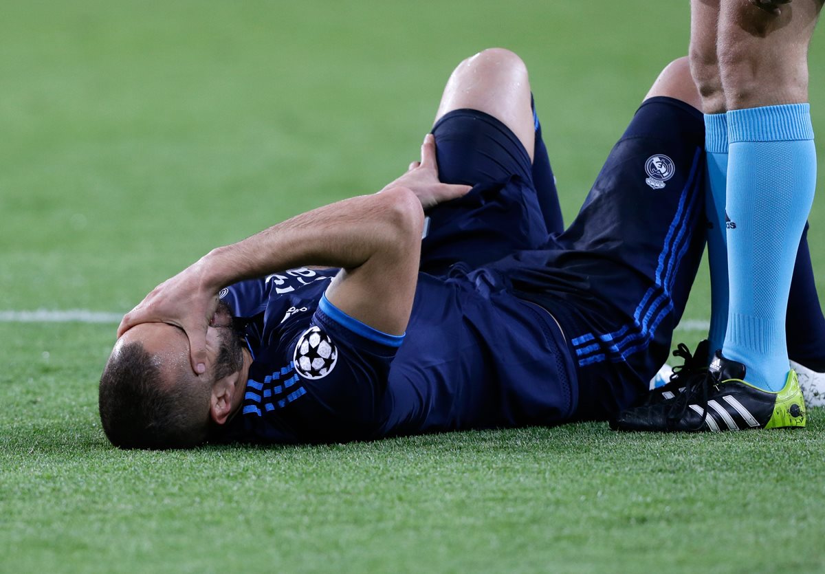Karim Benzema se lesionó en el partido de la Liga de Campeones de Europa contra el Wolfsburgo de Alemania. (Foto Prensa Libre: AP)
