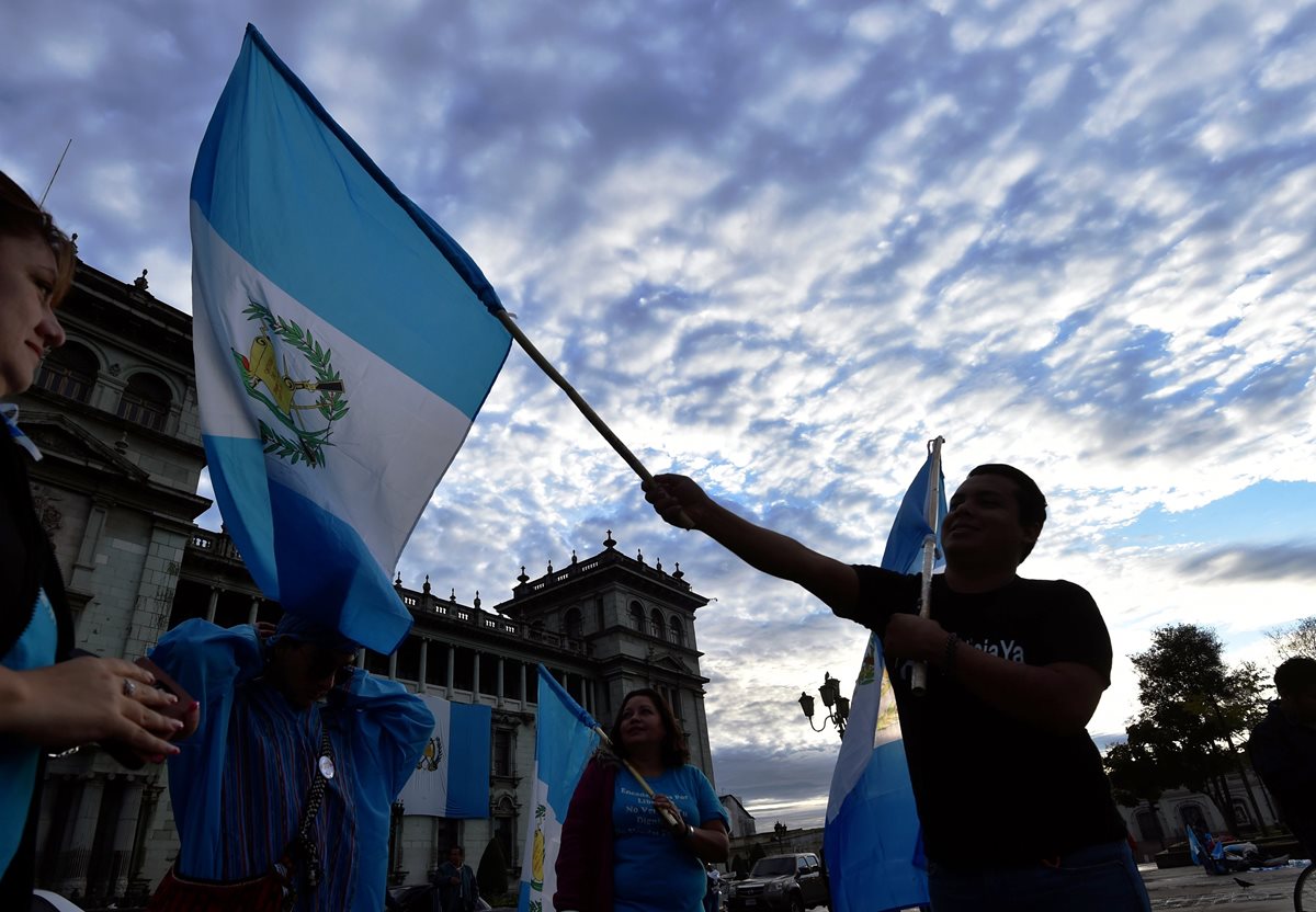 Guatemaltecos celebraron desde la madrugada la renuncia de Otto Pérez ( PL-AFP)