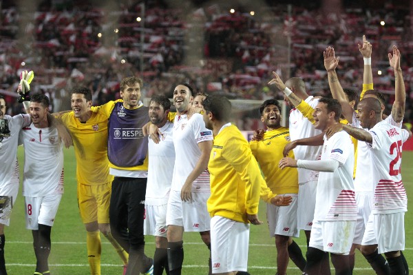 Los jugadores de Sevilla celebraron su boleto a la final, en la búsqueda de revalidar el título. (Foto Prensa Libre: AP)