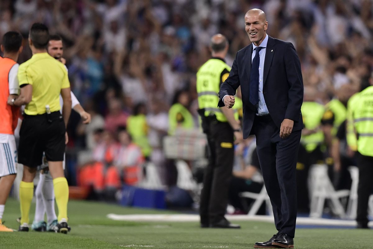 El francés Zinedine Zidane, técnico del Real Madrid, da instrucciones desde su área técnica.