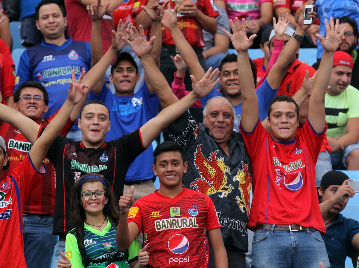 Seis mil 857 aficionados rojos se dieron cita al Mateo Flores, para presenciar la victoria de Comunicaciones (Foto Prensa Libre: Edwin Fajardo)