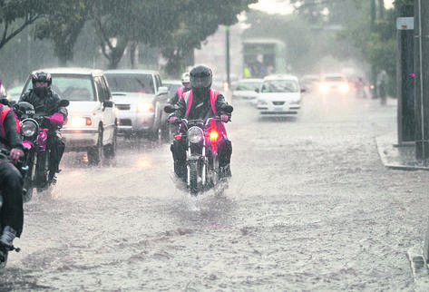 Las fuertes y constantes lluvias continúan afectando  el país, por lo que la Conred se mantiene en alerta anaranjada y efectúa monitoreos constantes. (Foto Prensa Libre: Erick Avila)
