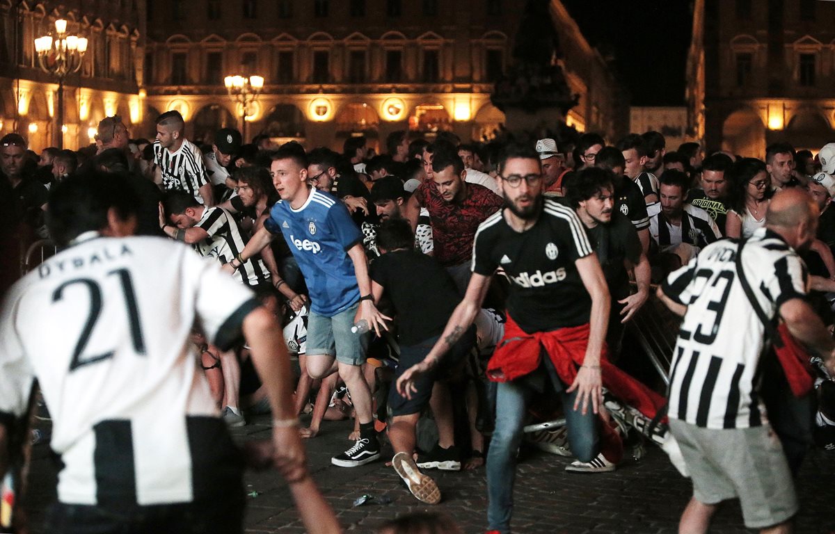 Fotografía que representa los incidentes en la Piazza San Carlo, en Turín, para la final de la Champions. (Foto Prensa Libre: AFP)