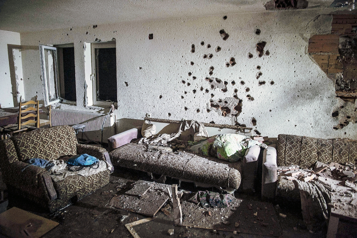 Una pared fue perforada a balazos tras los enfrentamientos en Kumanovo, Macedonia(Foto Prensa Libre: AFP)AFP