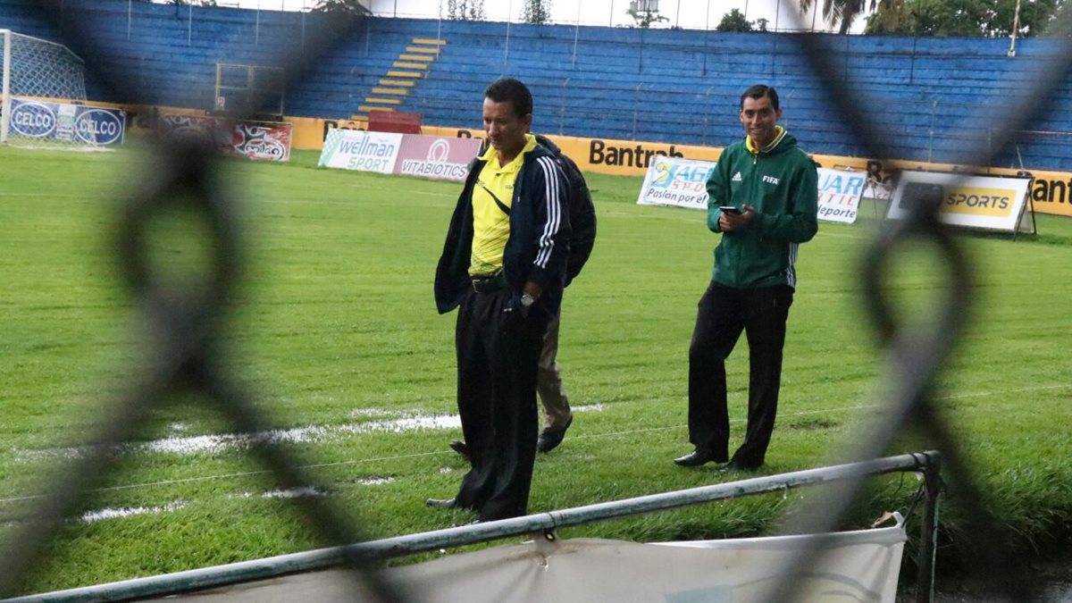 Los árbitros supervisan la gramilla del Carlos Salazar. (Foto Prensa Libre: Cristian Soto)