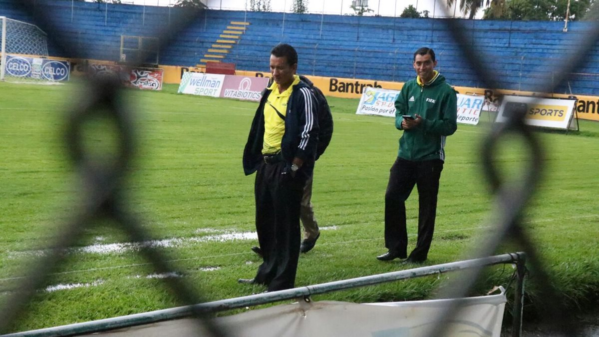 Los árbitros supervisan la gramilla del Carlos Salazar. (Foto Prensa Libre: Cristian Soto)