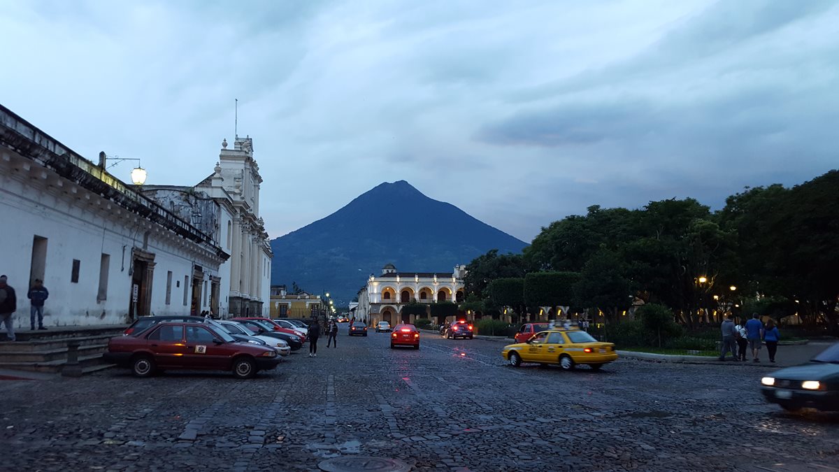 Operadores piden a autoridades divulgar que sitios como Antigua Guatemala no tienen problemas. (Foto Prensa Libre: Hemeroteca PL)