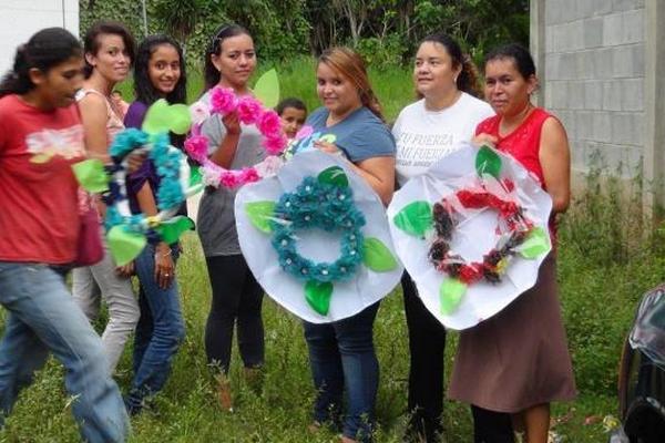 Entidades y organizaciones elaboran coronas para esta fecha, como este grupo de féminas de Santa Rosa. (Foto Prensa Libre: Oswaldo Cardona)<br _mce_bogus="1"/>