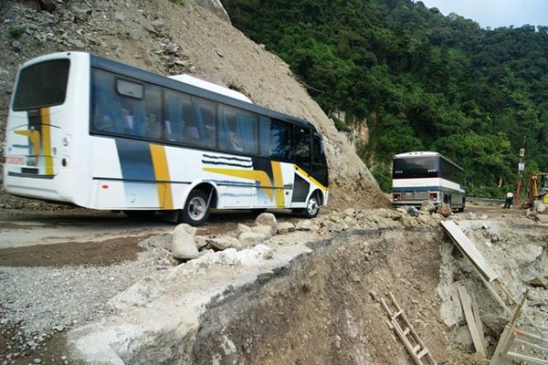 Buses con turistas comienzan a llegar a Panajachel luego que se habilitó el paso en La Catarata. (Foto Prensa Libre: Édgar René Sáenz)<br _mce_bogus="1"/>