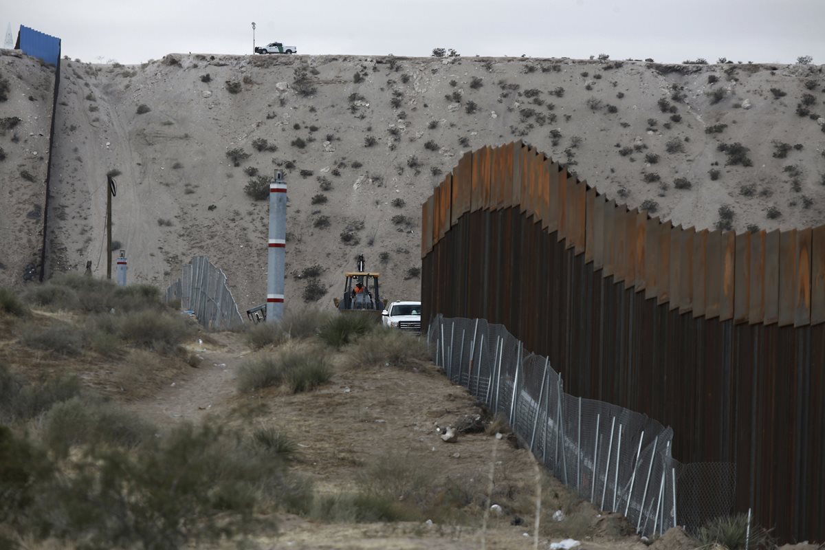 Las autoridades de Estados Unidos reparan con frecuencia la valla en la frontera con México dañada por el paso de migrantes. (Foto Prensa Libre:AP)
