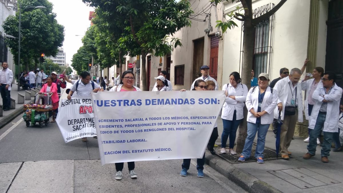 Profesionales de distintos departamentos llegaron con mantas y carteles. (Foto Prensa Libre: Cortesía)