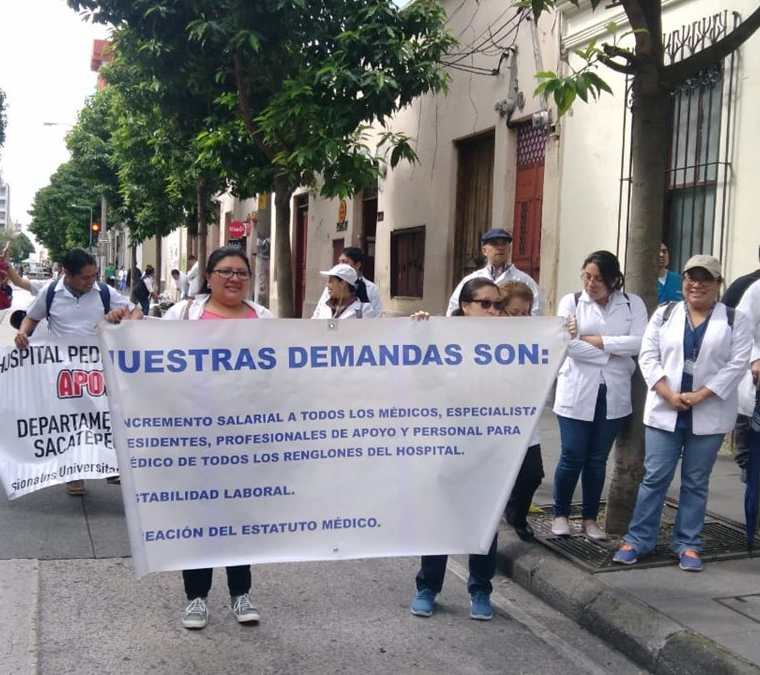 Profesionales de distintos departamentos llegaron con mantas y carteles. (Foto Prensa Libre: Cortesía)