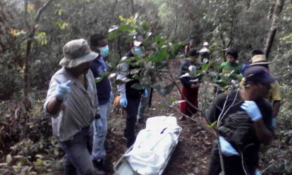 Autoridades y vecinos observan el cadáver de hombre, en Nebaj, Quiché. (Foto Prensa Libre: Óscar Figueroa)