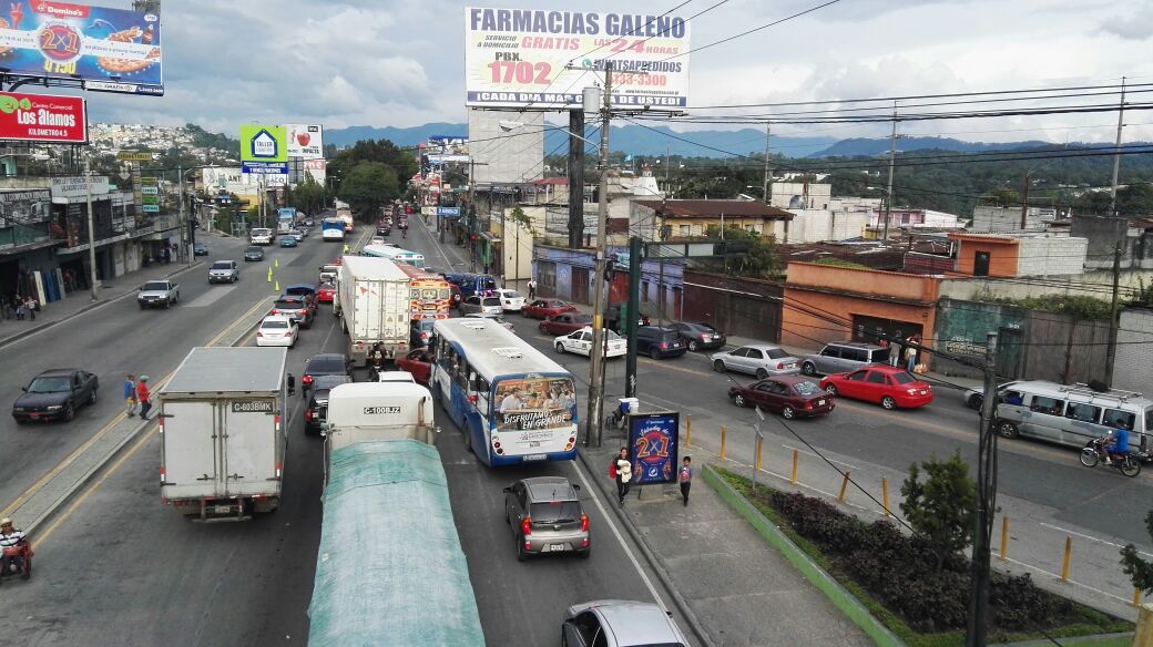 El tránsito de la capital hacia el Atlántico se paralizó por el motorista muerto sobre el Puente Belice. (Foto Prensa Libre: Antonio Jiménez)