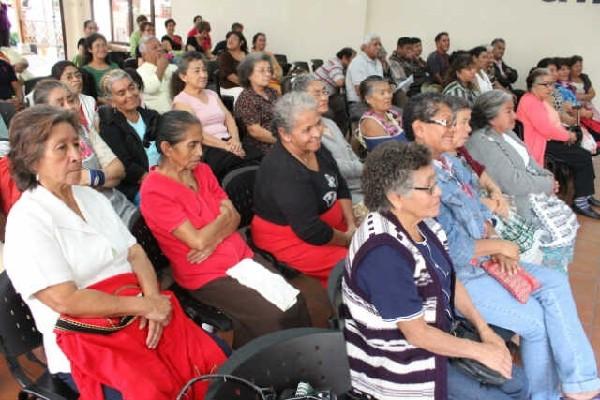 Adultos mayores de   Jutiapa se reúnen durante instalación de mesa de trabajo.