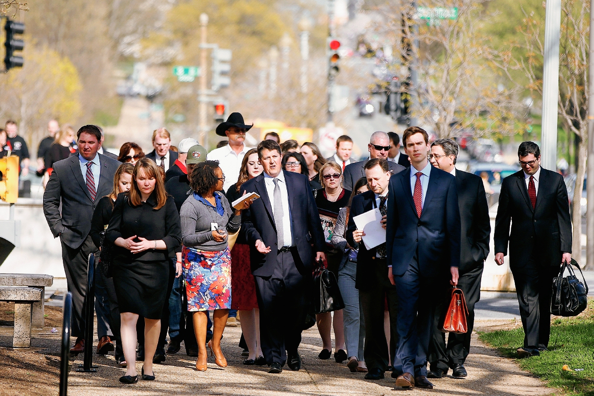 Amigos y familiares de los involucrados en el caso esperan la sentencia. (Foto Prensa Libre: AP).