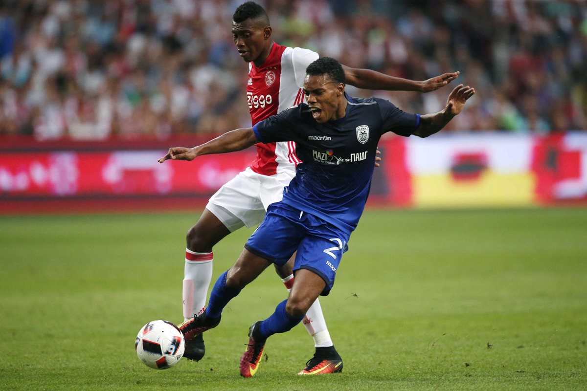 Mateo Cassierra del Ajax ante Garry Mendes Rodrigues del PAOK en una acción del partido de este martes en Amsterdam. (Foto Prensa Libre: EFE)