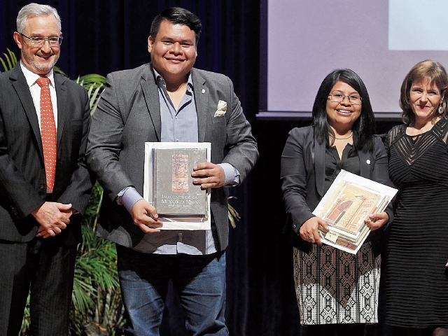 Periodistas de Prensa Libre reciben el Premio Huun de Arqueología