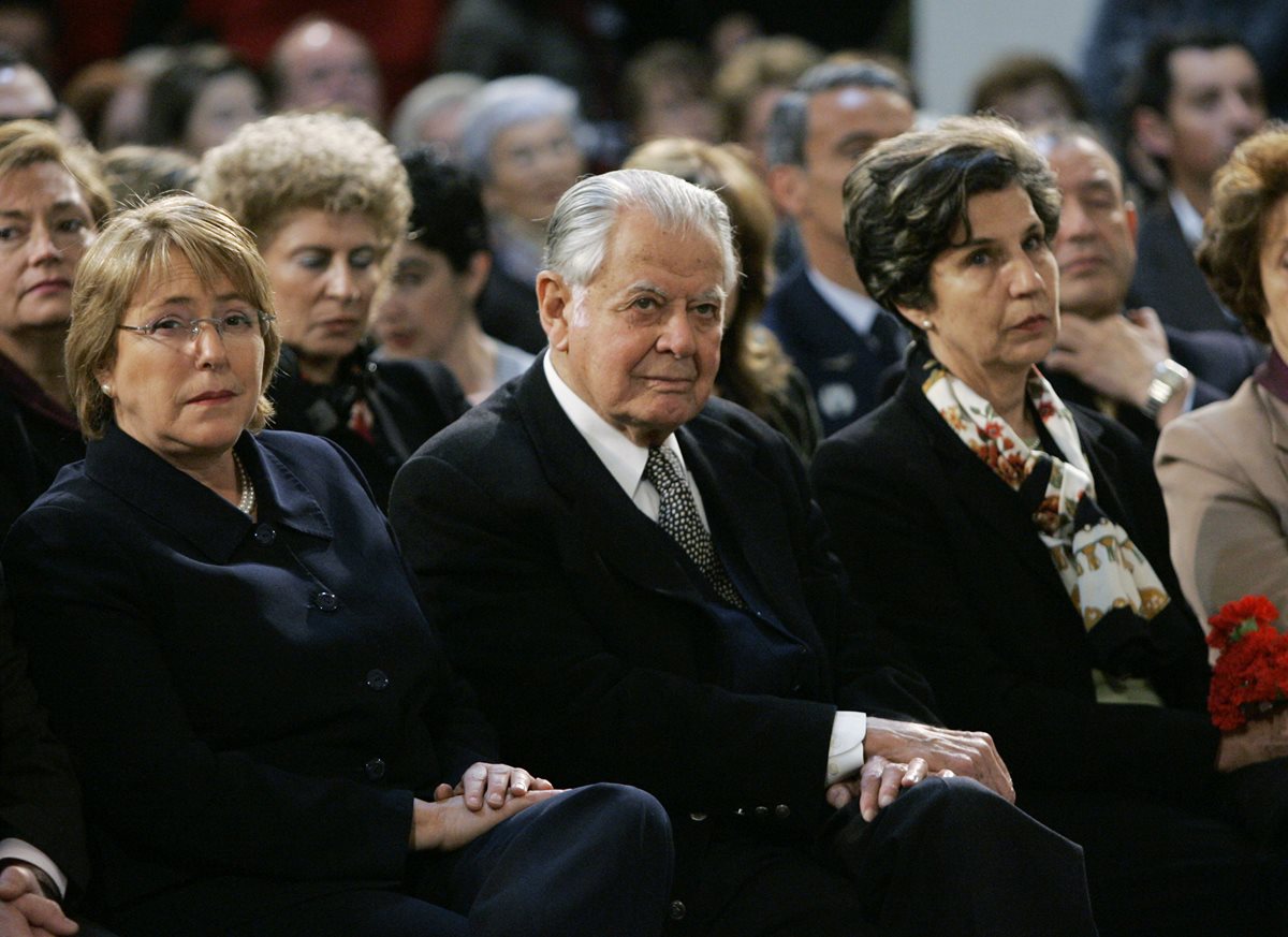 Patricio Aylwin, centro, durante una ceremonia militar en 2006, junto con la presidenta chilena Michelle Bachelet (izquierda). (Foto Prensa Libre: AP).