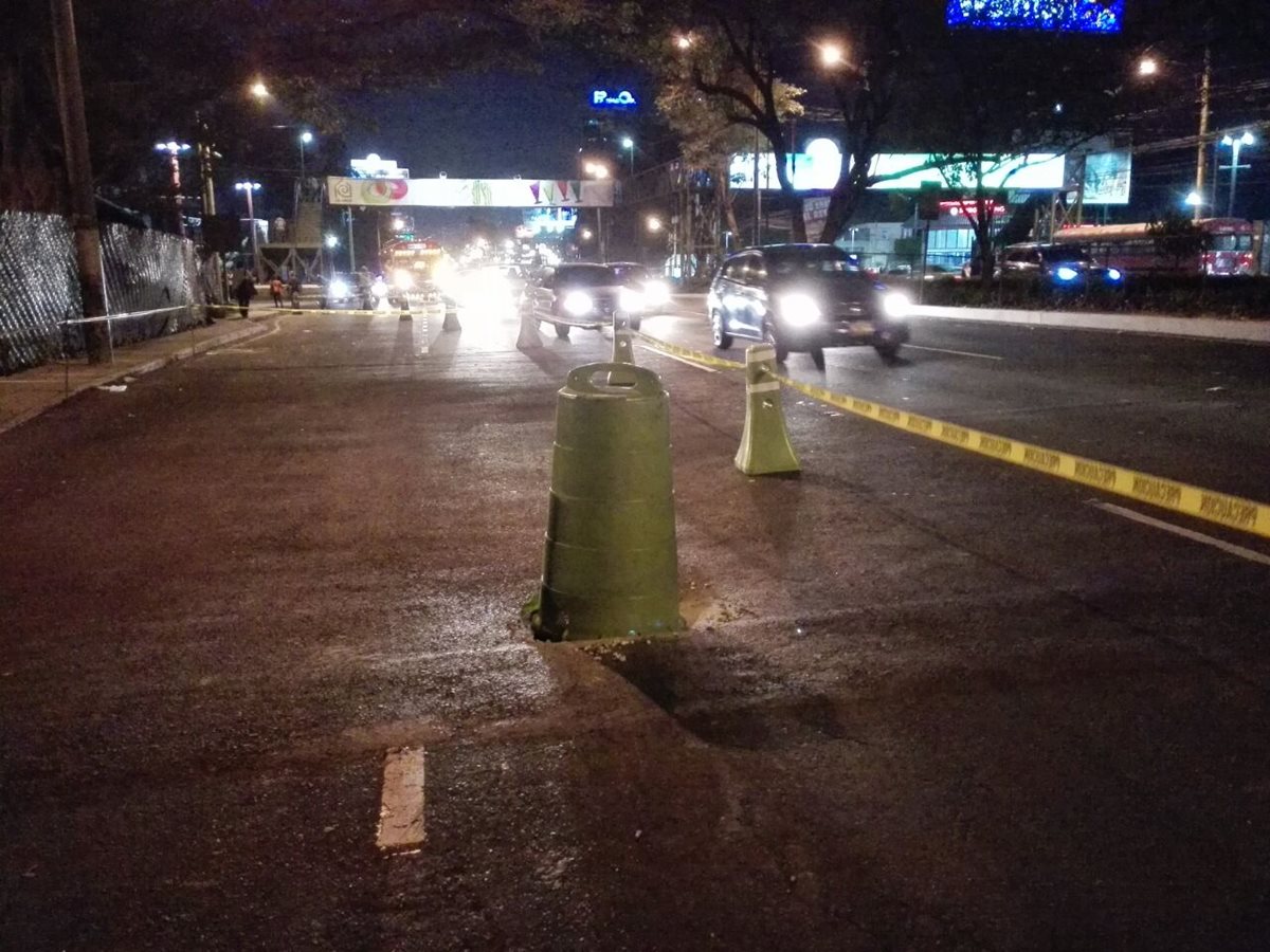 El hoyo se abrió en la 26 avenida y calzada Roosevelt, de la ruta hacia occidente. (Foto Prensa Libre: Edwin Bercián)