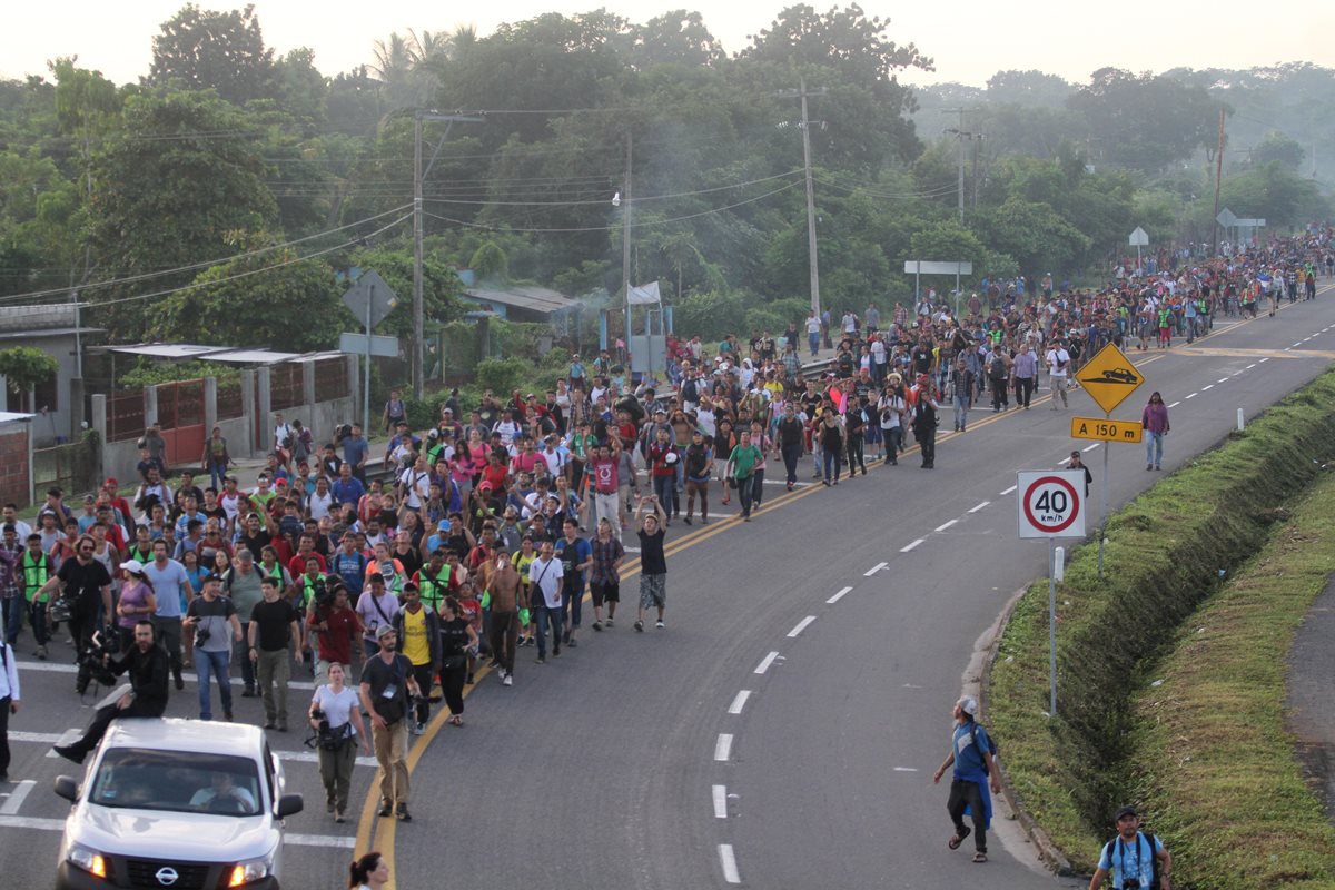 Cientos de hondureños avanzan por territorio mexicano para llegar a la frontera con EE.UU.(Foto Prensa Libre: AFP.