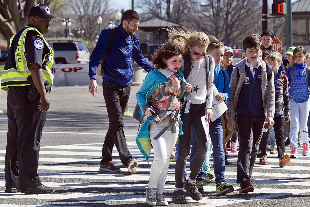Niños y visitantes son evacuados del Capitolio después de la balacera. (Foto Prensa Libre: AP).