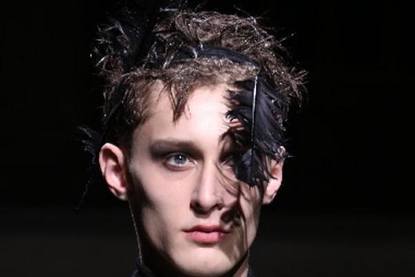 no podía faltar la imaginación de la casa  Alexander McQueen. (Foto Prensa Libre: AP)