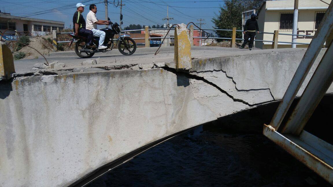 Puente dañado representa peligro para la población. (Foto Prensa Libre: María José Longo).