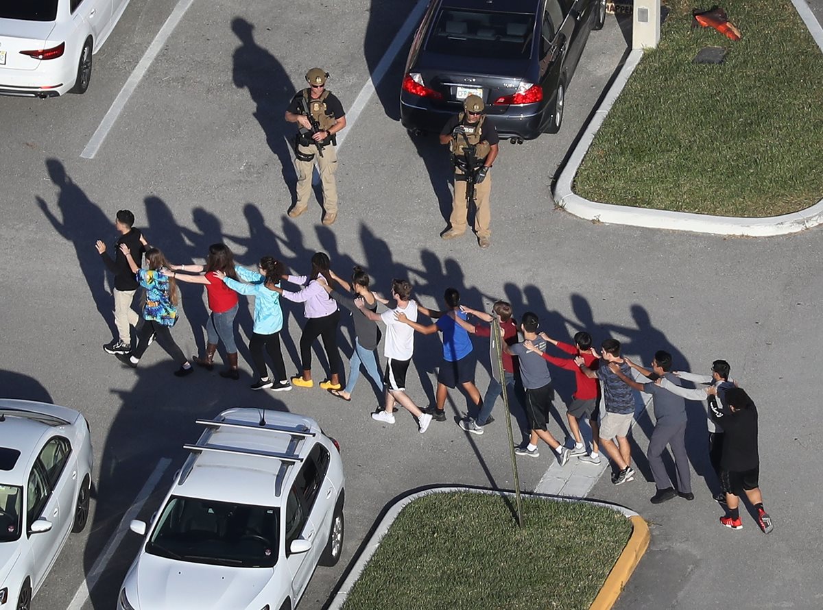 Estudiantes son evacuados momentos después de la balacera en un plantel de Parkland, Florida. (Foto Prensa Libre: AFP)