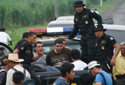 Agentes de la Policía Nacional Civil conducen a cuatro de los presuntos narcotraficantes capturados tras un enfrentamiento en el que murió un mexicano. (Foto Prensa Libre: Danilo López)