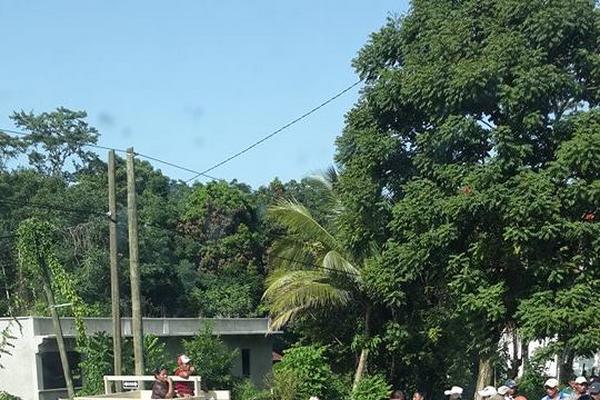Policías son obligados a caminar sin calzada en una calle de Raxruhá. <br _mce_bogus="1"/>