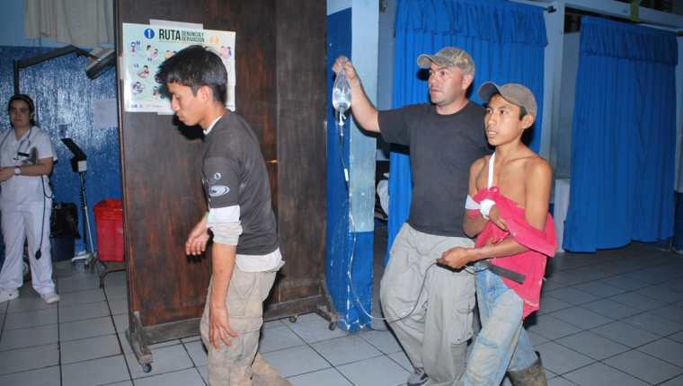 Heridos son trasladados al Hospital Regional de Zacapa, luego de accidente de camión y picop en Gualán. (Foto Prensa Libre: Víctor Gómez)