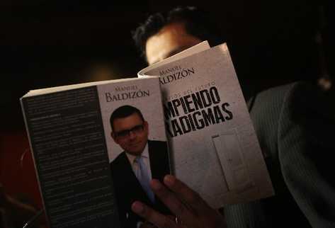 El precandidato presidencial Manuel Baldizón habría cometido plagio en su libro Rompiendo paradigmas.