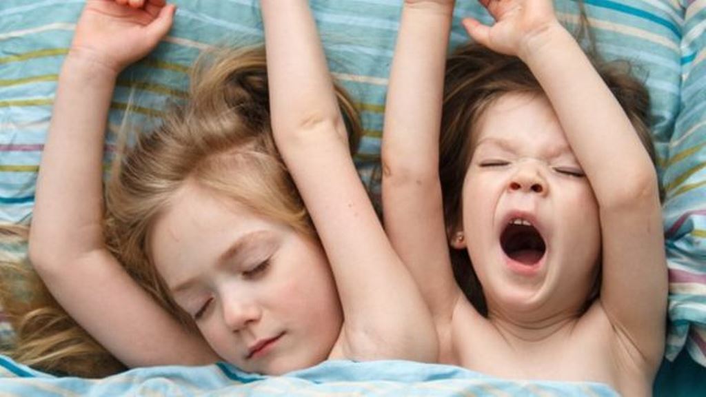 Dormir tanto menos como más de lo recomendado puede tener repercusiones en la salud mental, física y emocional de los niños. (THINKSTOCK)