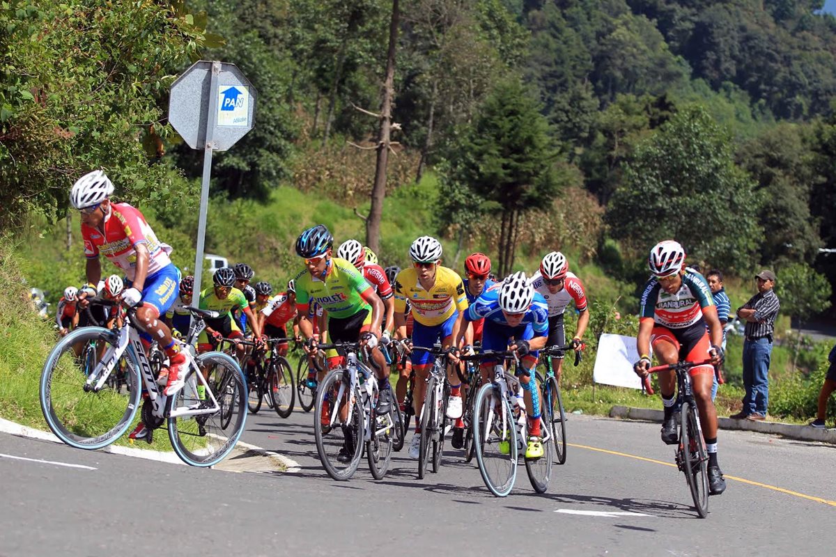 Los ciclistas en acción, durante la etapa de este viernes. (Foto Prensa Libre: Carlos Vicente)